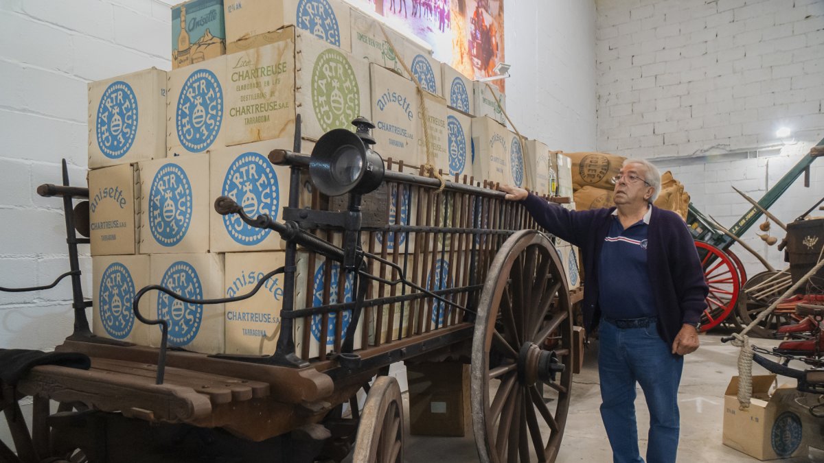 El col·leccionista Jordi Rovira guarda en les caixes originals ampolles de Chartreuse de l’antiga fàbrica de la marca a Tarragona, que va tancar l’any 1989.