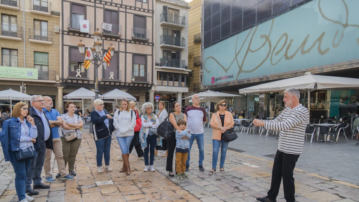 Una vintena de persones van gaudir de la visita guiada pels carrers del centre de la ciutat organitzat per Redessa.