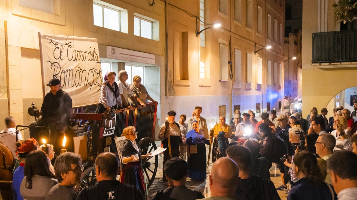 La primera representació d’un romanç va tenir lloc ahir a la plaça de la Patacada de Reus.