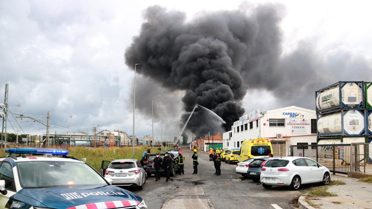 Imatge de la columna de fum provocada per l'incendi en una empresa al polígon Sud de Tarragona