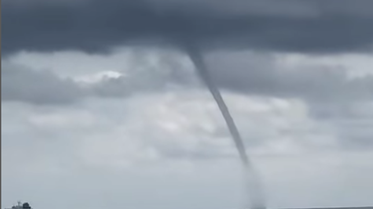 Imatge de la mànega d'aigua que ha aparegut aquest diumenge a la Costa Daurada