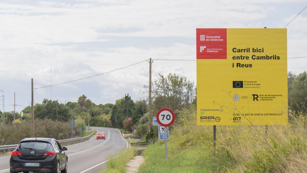 Fotografia d’un cartell informatiu que avisa de les obres del carril bic