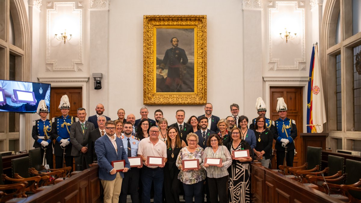 Fotografia de família amb els guardonats dels Guardons de la Ciutat 2024.