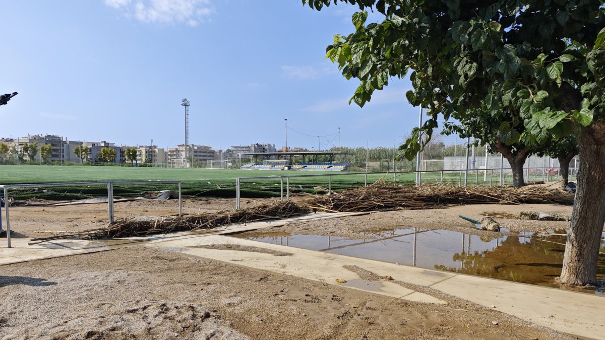 L’estat del camp de futbol municipal de Salou després dels aiguats del cap de setmana passat.