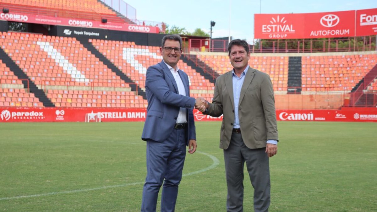 Imatge de Lluis Fàbregas,president del Nàstic, i Josep Maria Gonzàlez, director territorial de CaixaBank a Catalunya, tancant l'acord al Nou Estadi Costa Daurada.