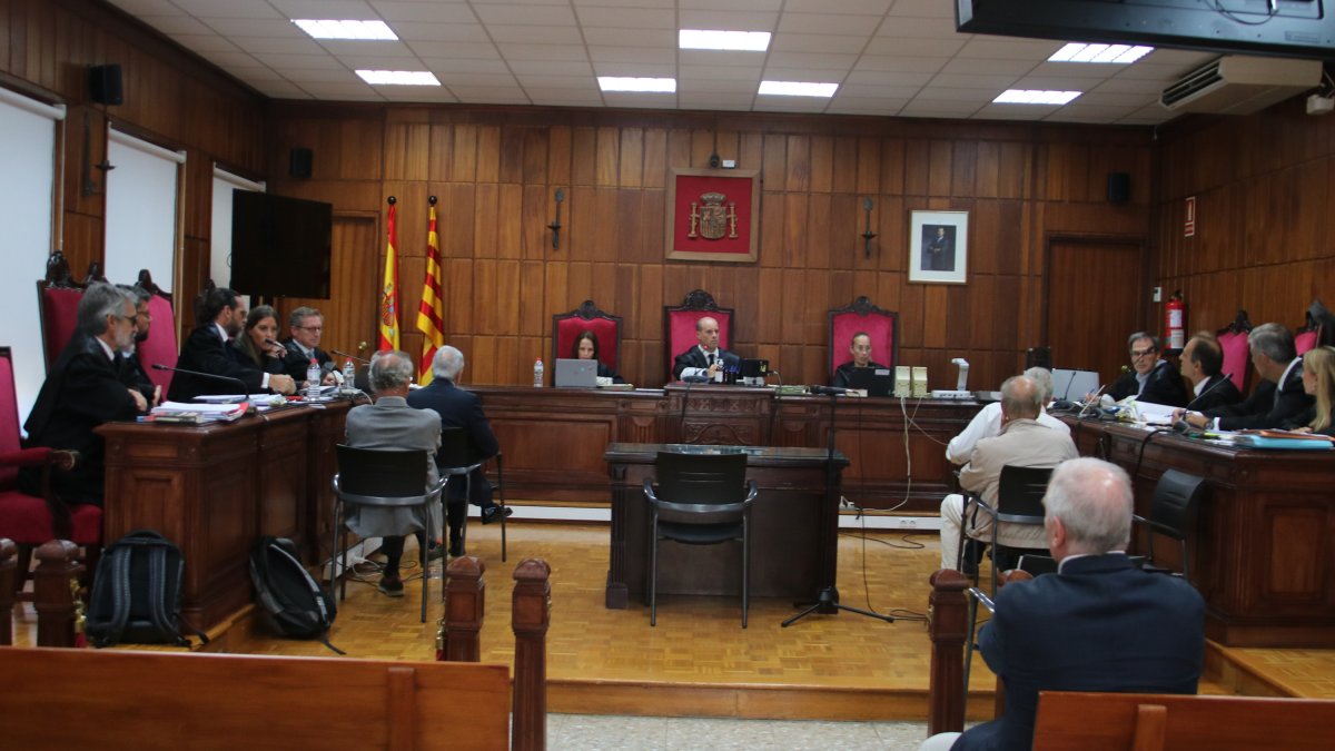 Quatre dels vuit acusats pel cas del Parc Central de Tarragona a l'inici del judici que ha començat després de 30 anys.