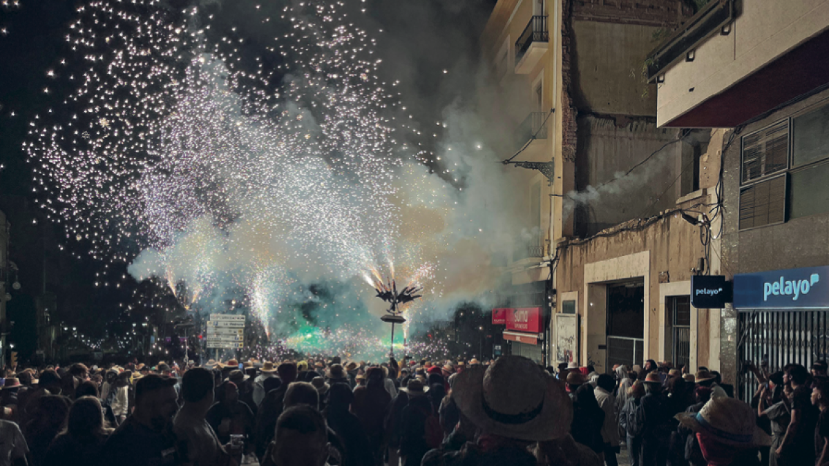 El correfoc va fer les delícies de grans i petits amants del foc i les espurnes.