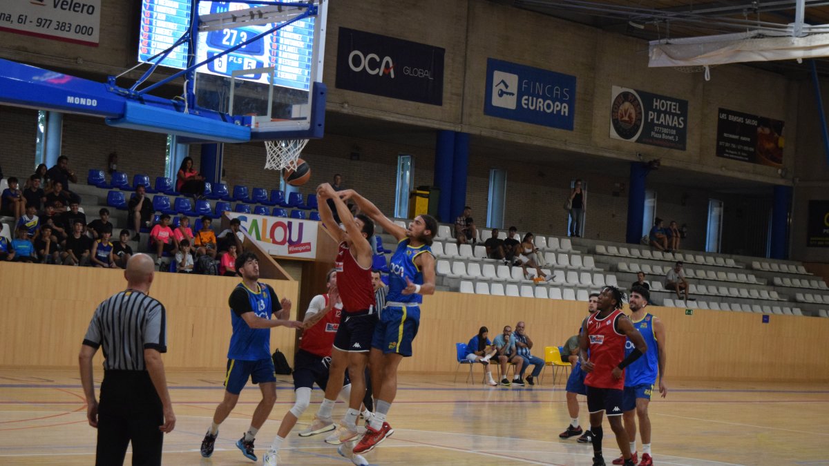 Oliver Bieshaar, del CB Salou, intentant aturar un tir d’un jugador del Santfeliuenc, ahir.