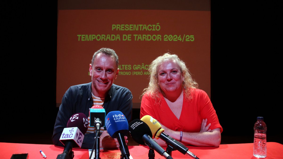 El director artístic de la Sala Trono, Joan Negrié, acompanyat de la regidora de Cultura de l'Ajuntament de Tarragona, Sandra Ramos.