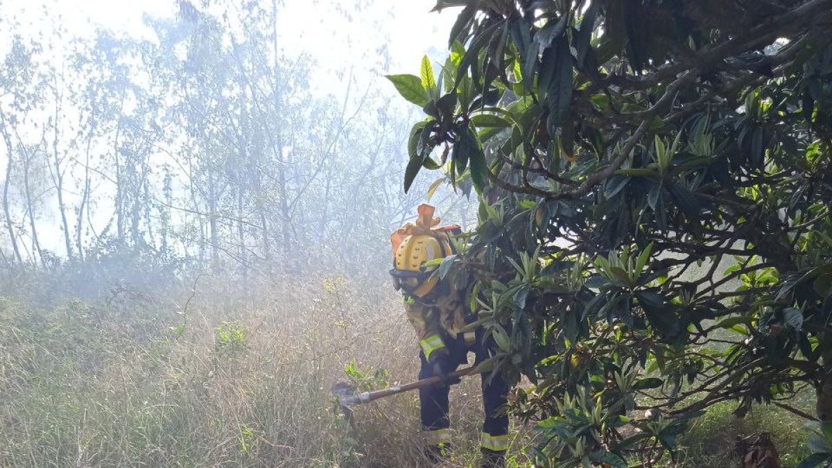 Imatge dels Bombers treballant al lloc de l'incendi.