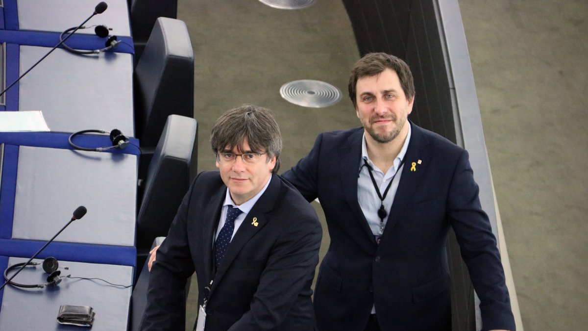 Els eurodiputats Carles Puigdemont i Toni Comín al seu escó al Parlament Europeu a Estrasburg, el 13 de gener del 2020.