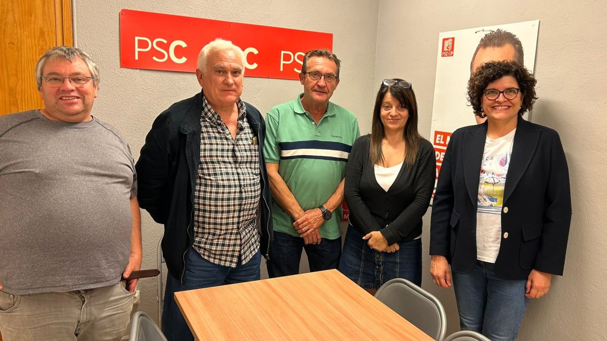 Fotografia de la nova comissió executiva del PSC de Montblanc amb Rosa Maria Ibarra, membre de la Mesa del Parlament de Catalunya.