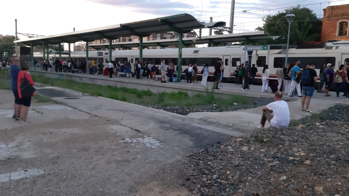 Imatge dels passatgers que s'han vist obligats a fer un transbordament a l'estació de Vila-seca.