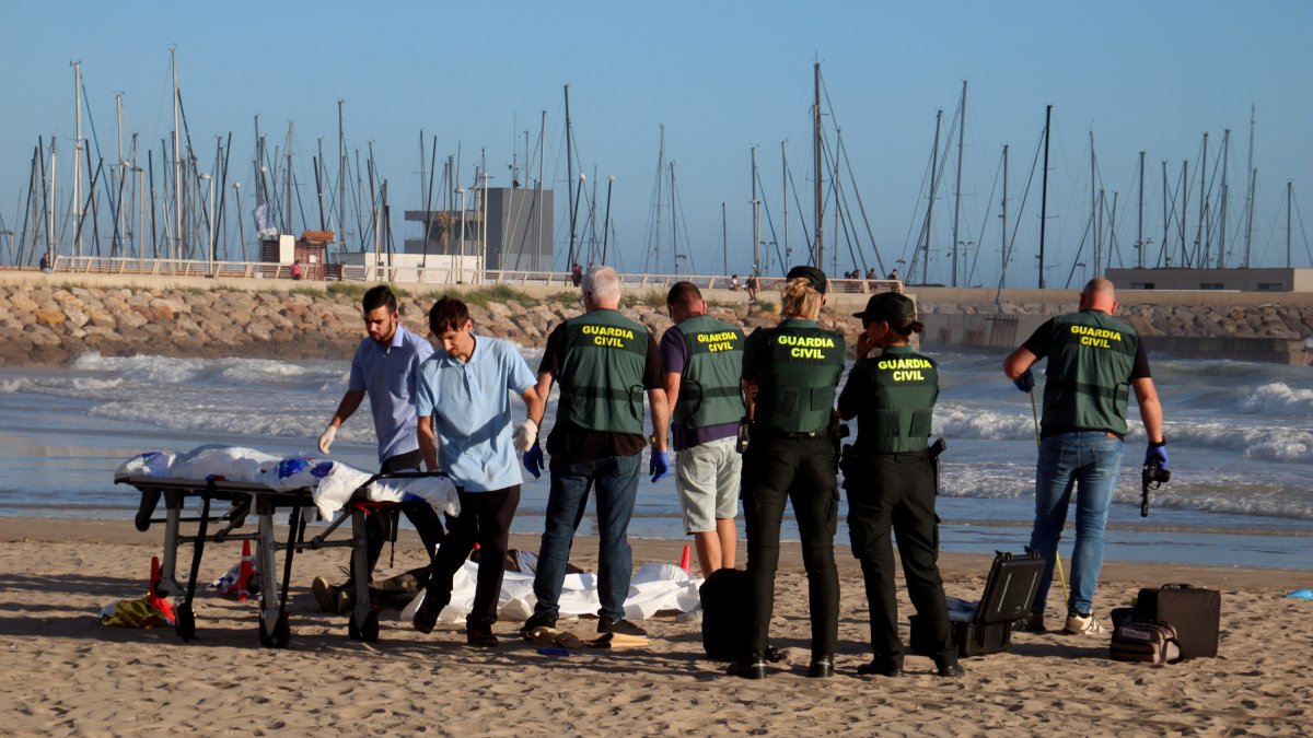 Agents de la Guàrdia Civil treballant en l'aixecament del cadàver trobat en una platja de Calafell.