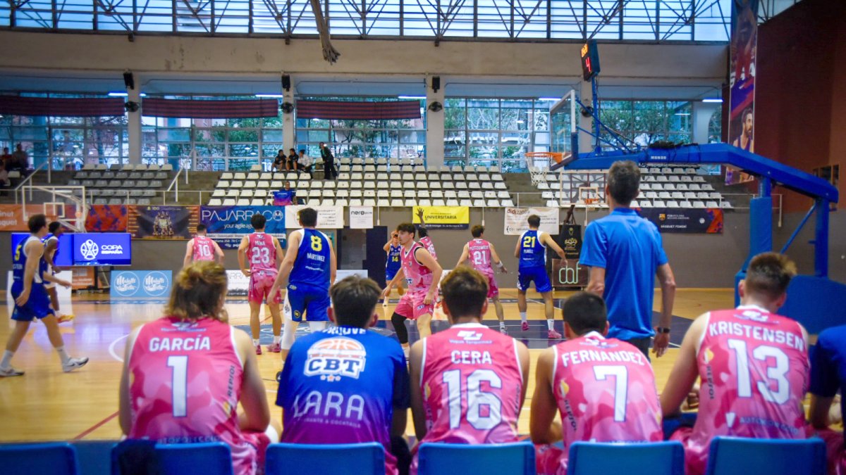 Els jugadors del CB Tarragona durant el partit contra el Santfeliuenc de la Lliga Catalana.