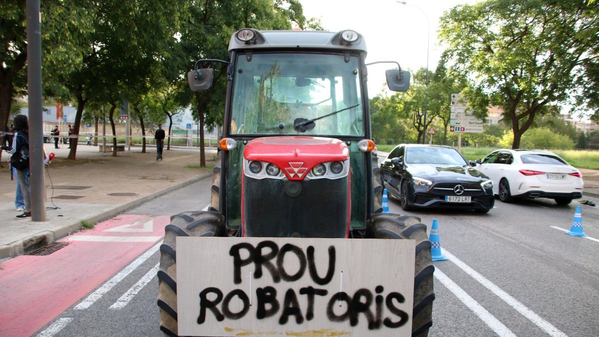 Un dels tractors que ha participat en la protesta feta davant de la comissaria dels Mossos d'Esquadra de Reus.