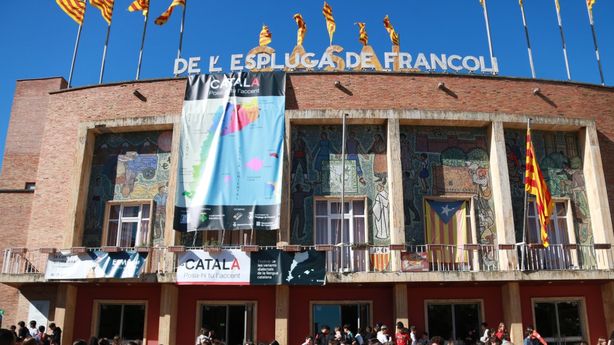 Imatge de la façana del casal de l'Espluga de Francolí durant el festival, amb el nou mapa de dialectes