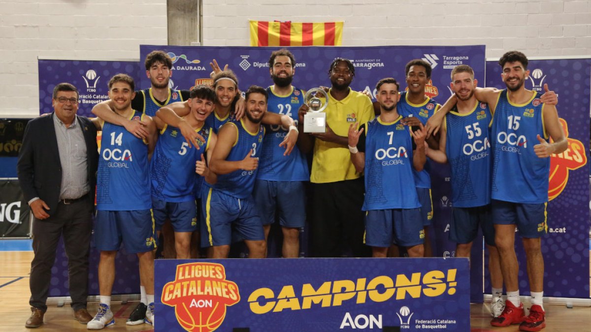 Els jugadors del CB Salou celebrant la victòria de la Lliga Catalana Segunda FEB al pavelló del Serrallo.