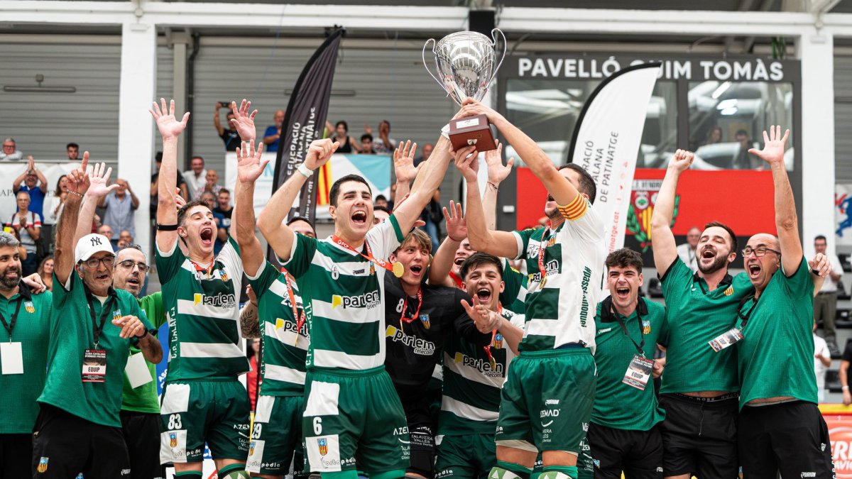 L’equip del CP Calafell amb el trofeu de campions de la Lliga Catalana.