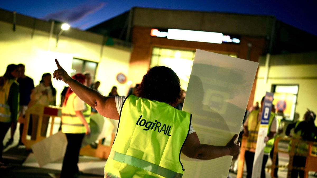 Una informadora indicant on agafar els autobusos a Sant Vicenç de Calders.