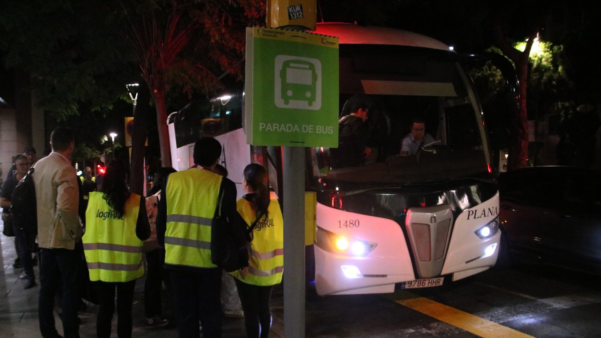 Informadors i usuaris de Renfe agafant els primers busos des de l'estació d'autobusos de Tarragona.