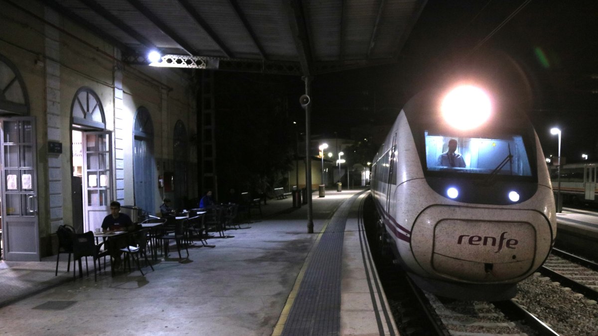 El tren Avant, a la seva arribada a l'estació de Tortosa aquest dimarts a la matinada.