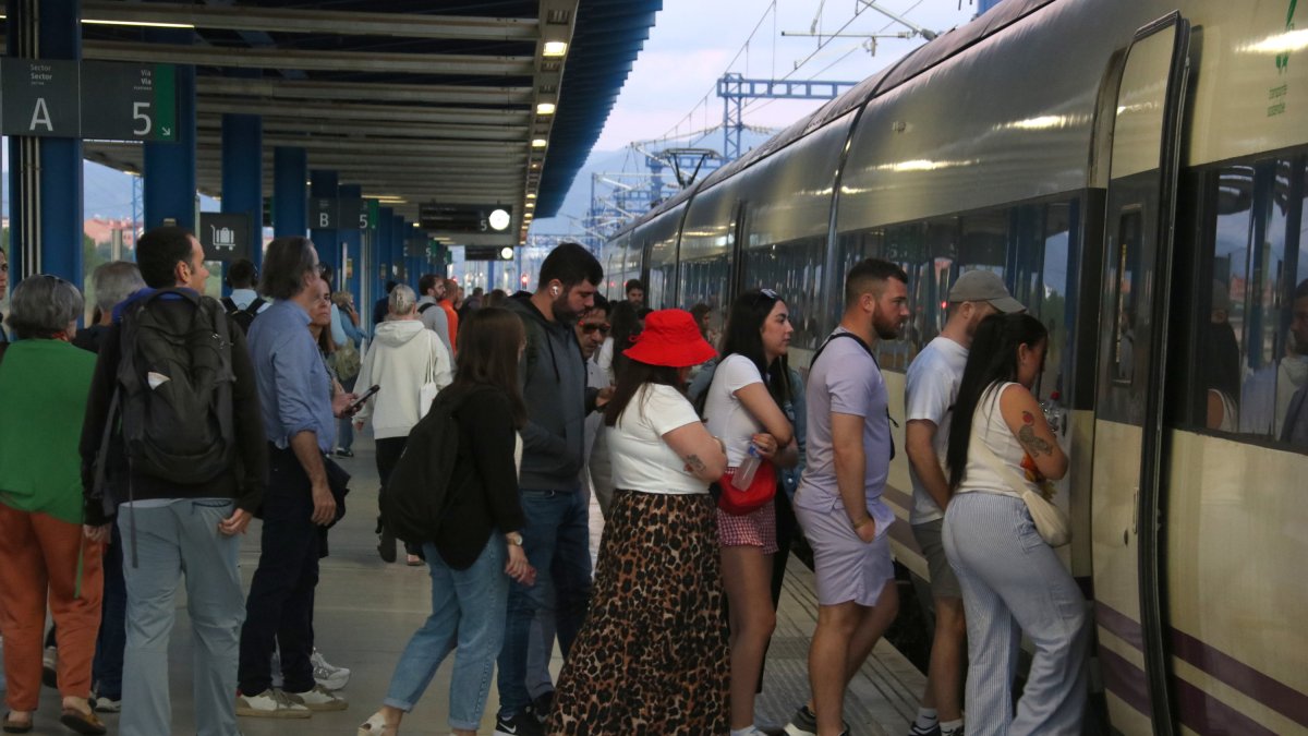 Persones accedint a un dels tren Avant de primera hora del matí en direcció Barcelona a l'estació de Camp de Tarragona.