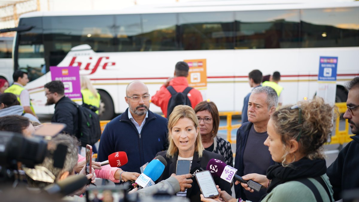 La vicepresidenta primera del Parlament i diputada d'ERC, Raquel Sans, atenent els mitjans de comunicació a Sant Vicenç de Calders.