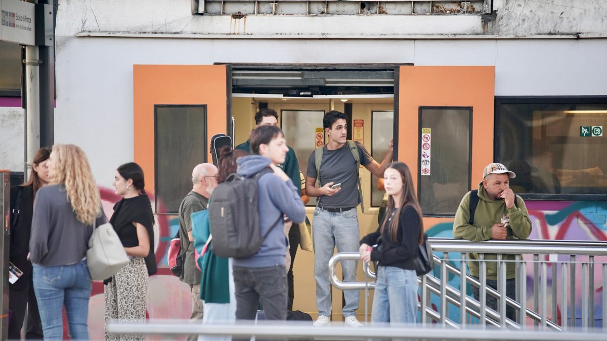 Usuaris a l'estació de Sant Vicenç de Calders.