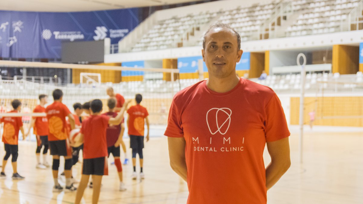 L’entrenador del Club Voleibol Sant Pere i Sant Pau, Vlado Stevovski, durant un entrenament del primer equip al Palau d’Esports de l’Anella Mediterrània.