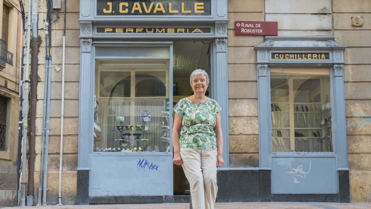 Lourdes Cavallé, propietària de la Perfumeria i Ganiveteria Cavallé.