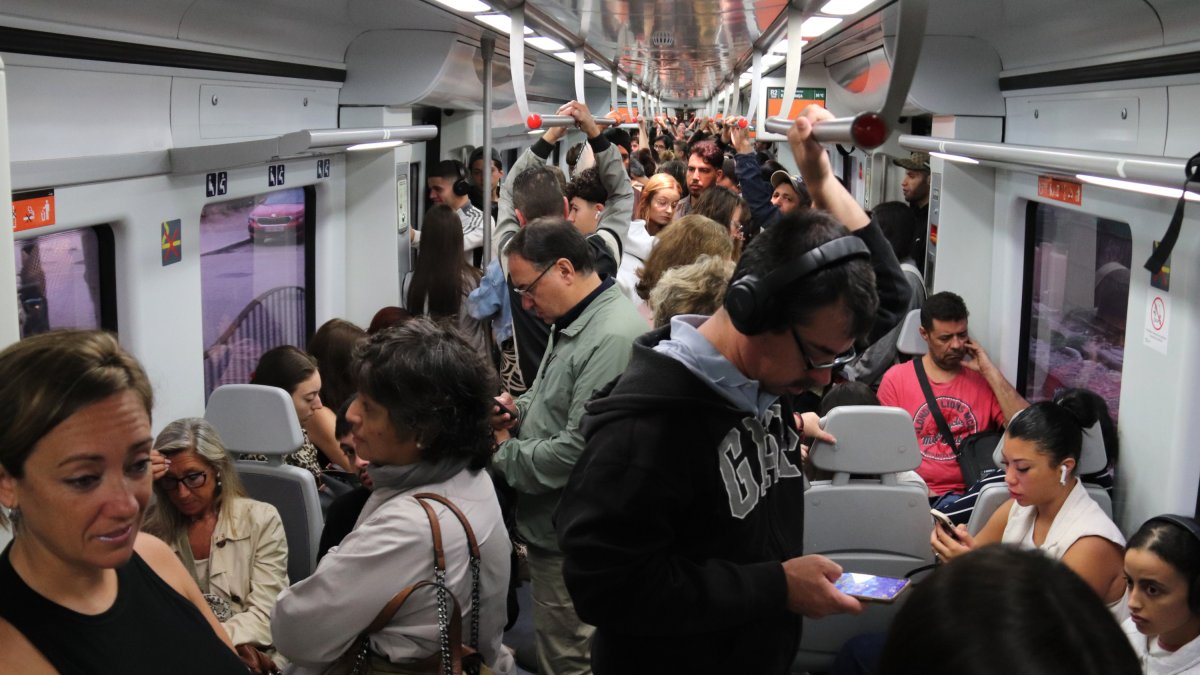 Un tren de l'R2 Sud en direcció Barcelona ple de gom a gom entre Cubelles i Vilanova i la Geltrú.