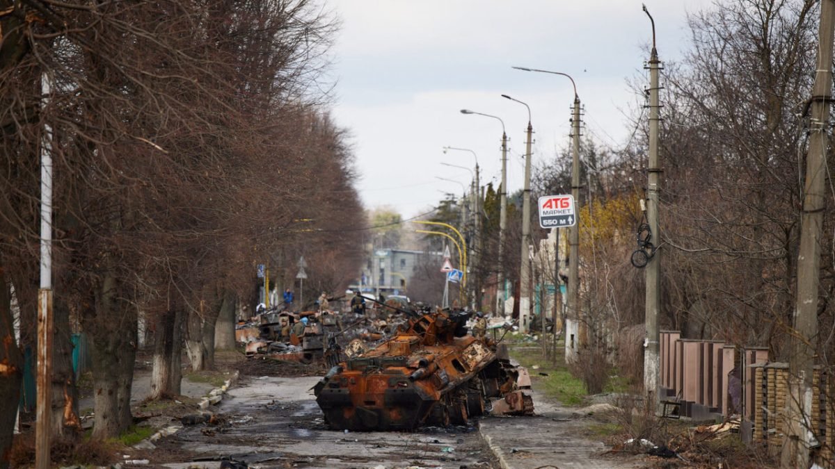 Imatge de la ciutat de Bucha, a Ucraïna, devastada després d'enfrontaments militars.