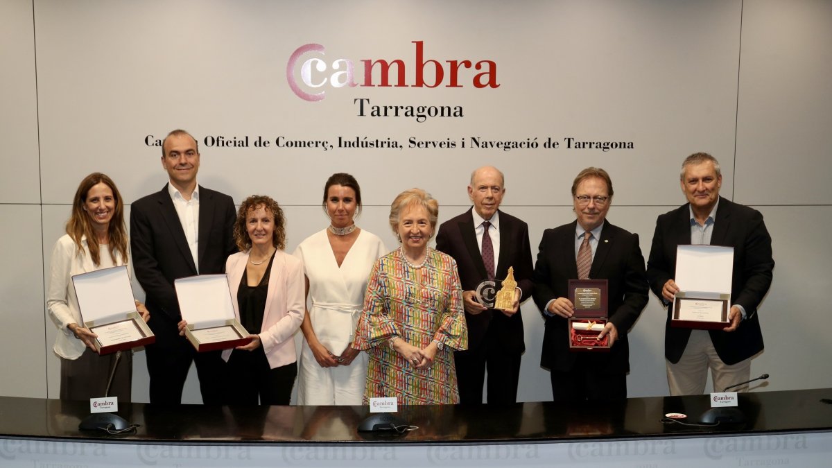 Representants de la Cambra acompanyats dels representants de les empreses distingides als Premis Cambra de Tarragona 2024.