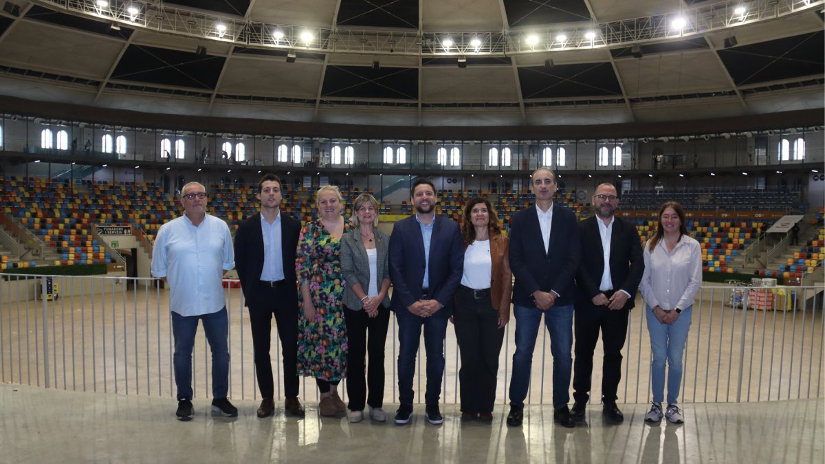 L'alcalde de Tarragona i el director del Concurs de Castells, acompanyats d'altres representants polítics i empreses col·laboradores de l'acte.