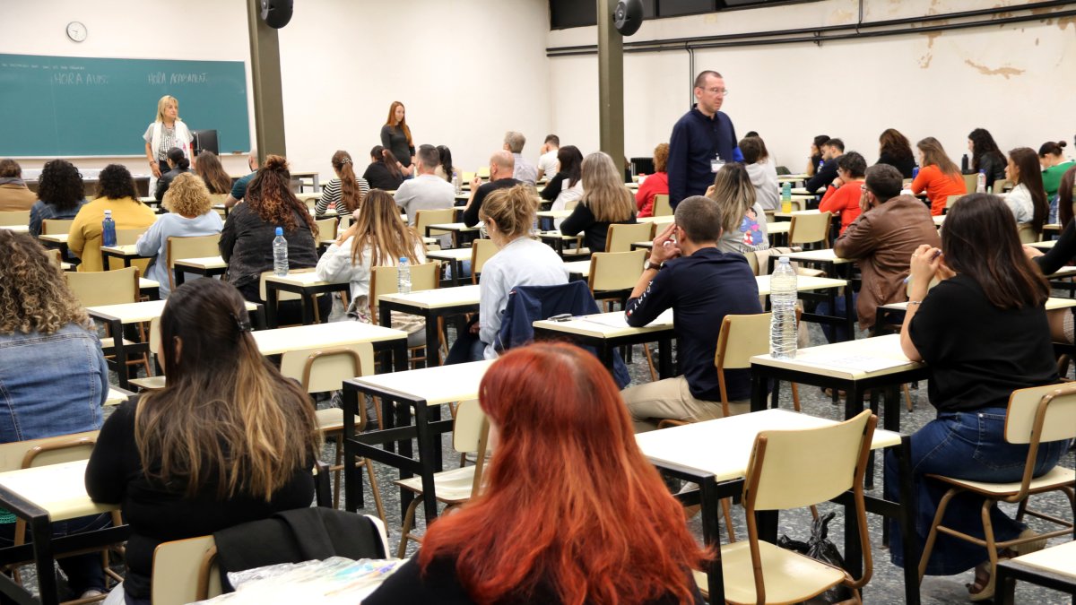 Aspirants a administratius de la Generalitat en una de les aules de la Facultat de Dret de la UB.