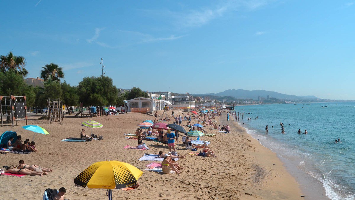 Imatge d'arxiu de la platja de l'Estació de Badalona.