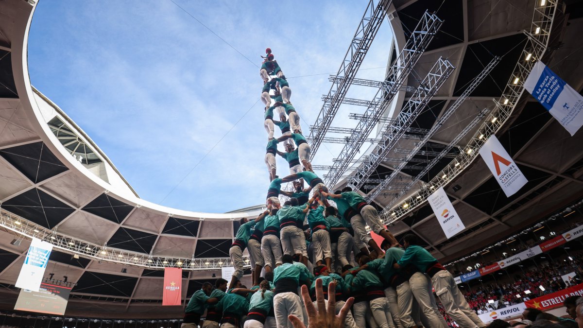 Un membre de Vilafranca celebrant el 3 de 10 en primera ronda del Concurs de Castells.