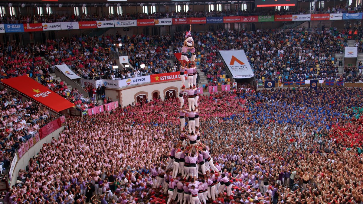 La Colla Jove dels Xiquets de Tarragona fent l'aleta del 3 de 10 amb folre i manilles a la segona ronda del Concurs de Castells de Tarragona.