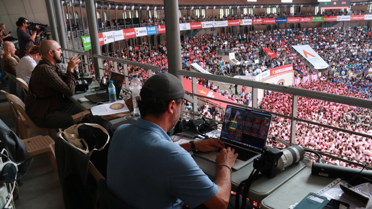 Diversos fotoperiodistes, entre ells Emilio Morenatti, durant el XXIX Concurs de Castells a Tarragona.