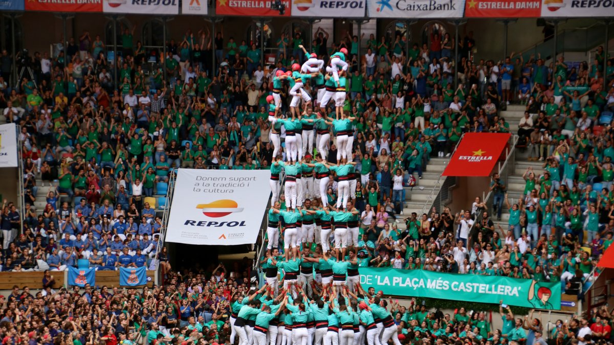 Una de les tres enxanetes dels Castellers de Vilafranca fent l'aleta del 9 de 9 a la quarta ronda del Concurs de Castells de Tarragona.