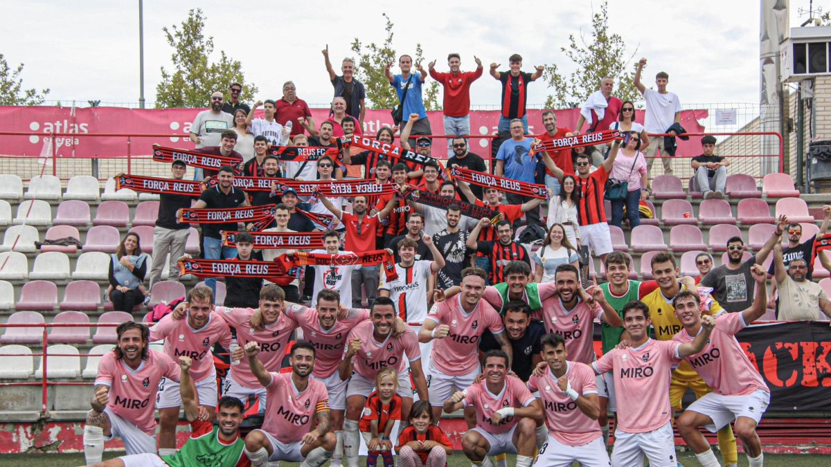 Els jugadors del Reus FC Reddis amb l’afició a l’Estadi Ramón Farrús de Lleida