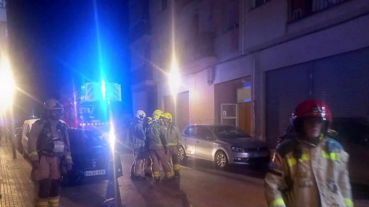 Els bombers actuant a l'edifici de Bonavista afectat per un incendi.