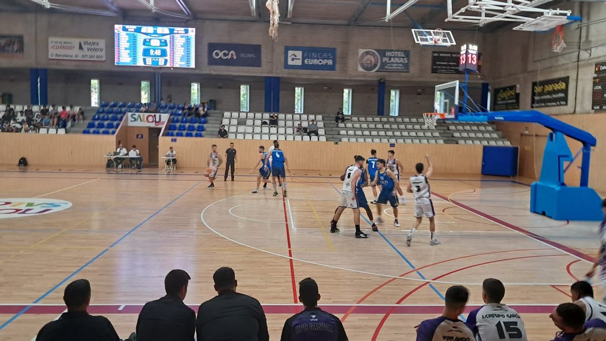 L’equip del CB Salou defensant a l’àrea un atac del Gandía.