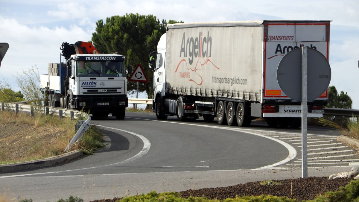 Trànsit de camions al pont de l'autovia A-2 a El Palau d'Anglesola.