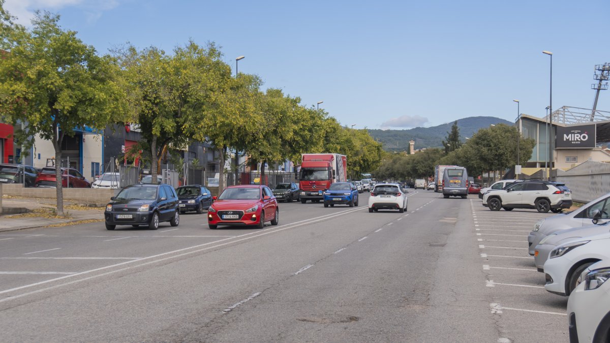 Aspecte actual del carrer de Recasens i Mercadé, amb dos carrils de circulació per sentit