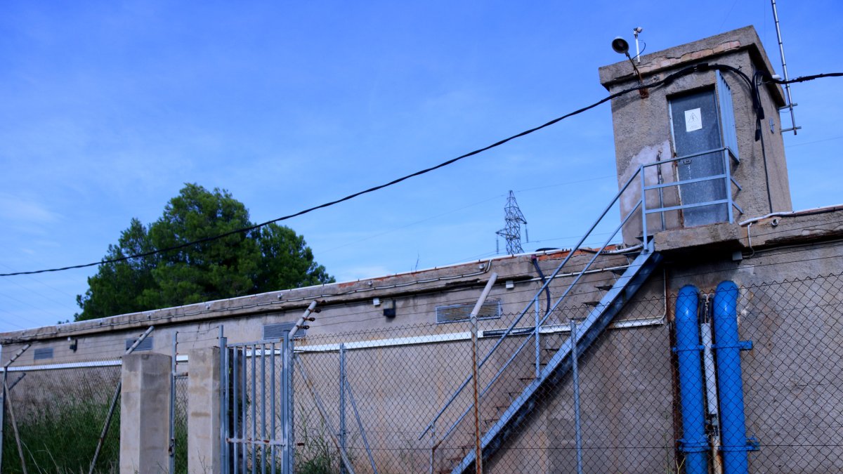 Canonades i estructures del dipòsit municipal d'aigua potable d'Amposta al polígon de Tosses.