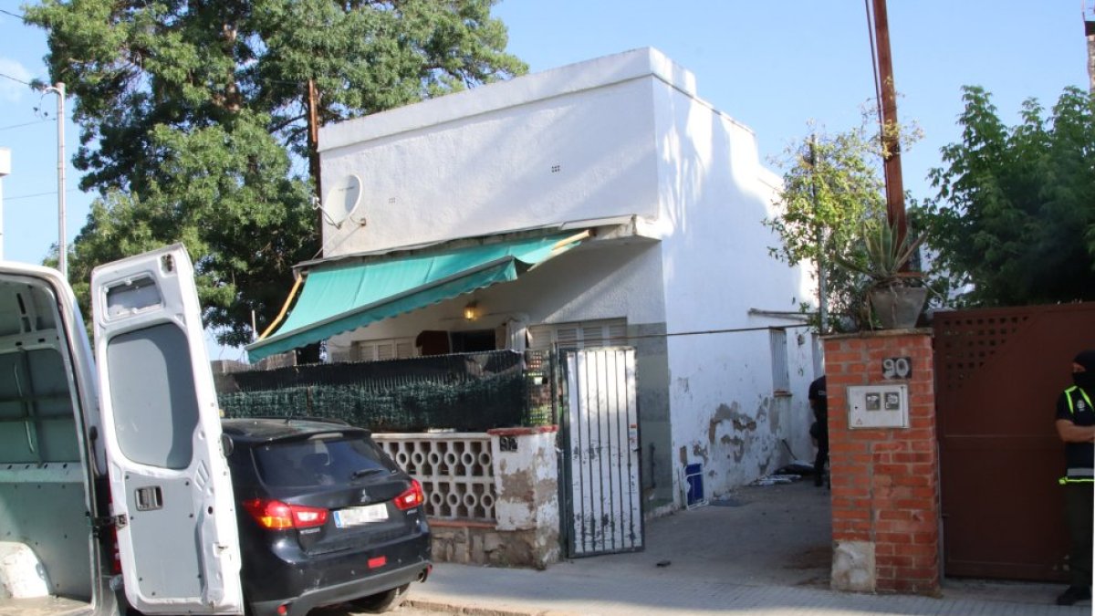 Intervienen 23 toneladas de material falsificado destinado al top manta con un valor de 5.630.000 euros
