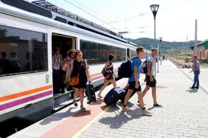 Imagen de archivo de varias personas bajando de un tren.