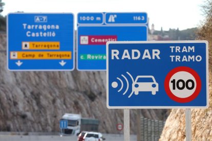 Imagen de archivo de la señalización de un radar de tramo situado en la A-7 en Tarragona.